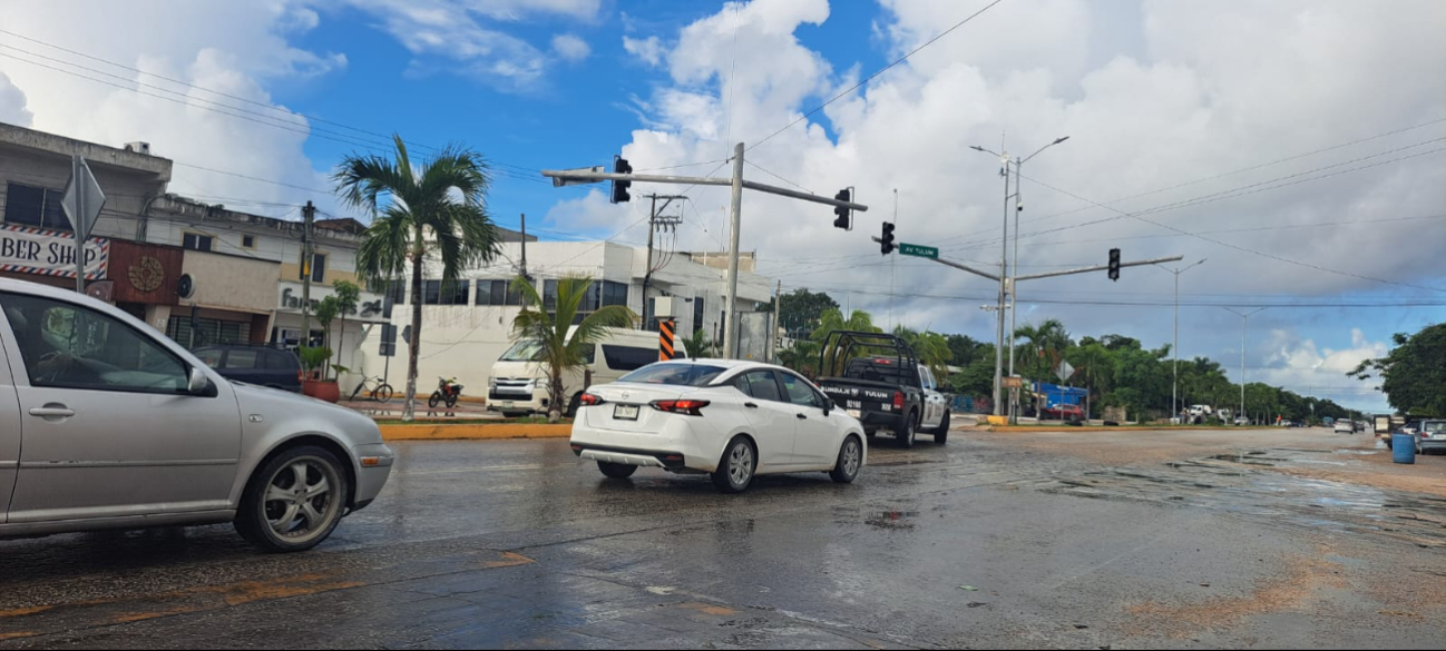 Vecinos y transportistas reclaman atención inmediata ante el desorden vehicular provocado por la falla del semáforo. Vecinos y transportistas reclaman atención inmediata ante el desorden vehicular provocado por la falla del semáforo.