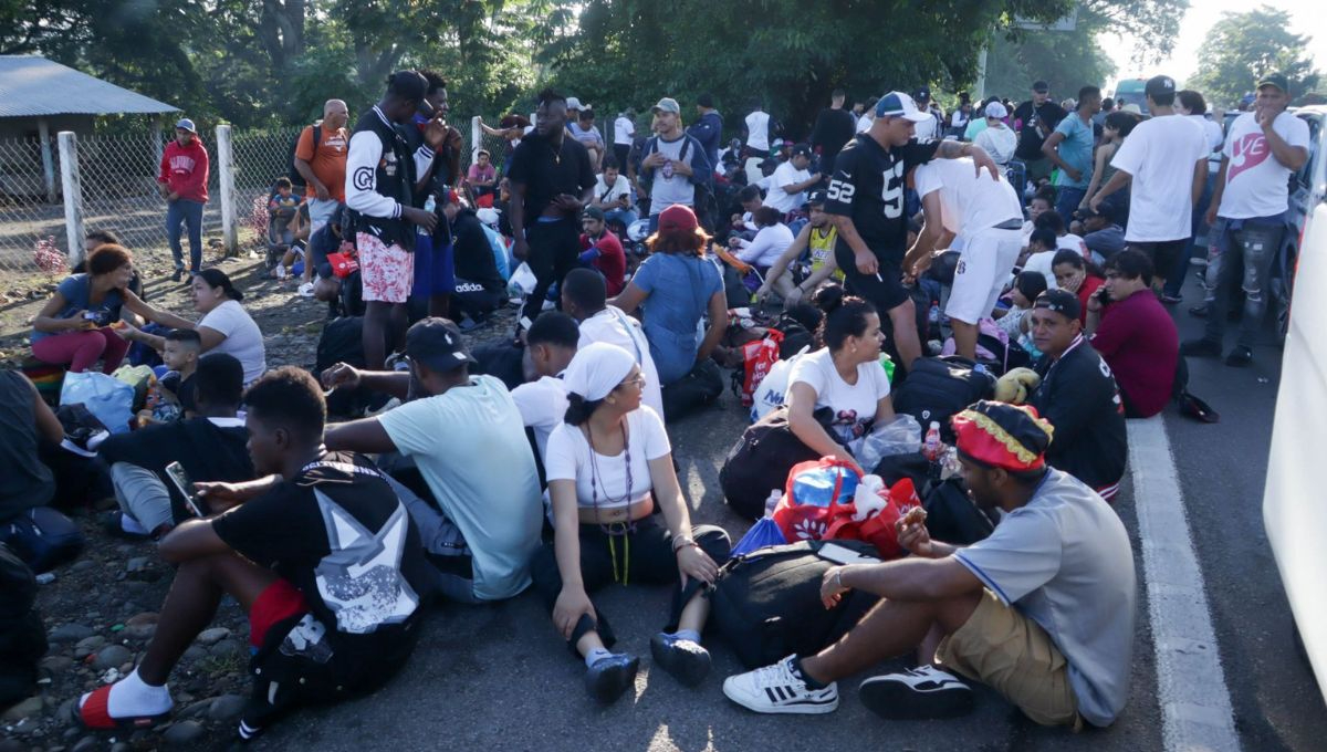 Después de recorrer cerca de 20 kilómetros, los migrantes llegaron a la ciudad de Huixtla, donde planean descansar antes de continuar su camino hacia la CDMX Después de recorrer cerca de 20 kilómetros, los migrantes llegaron a la ciudad de Huixtla, donde planean descansar antes de continuar su camino hacia la CDMX