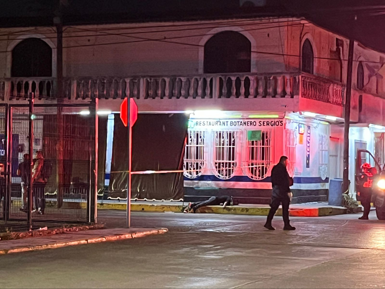 El cuerpo de la víctima quedó tendido sobre la banqueta.