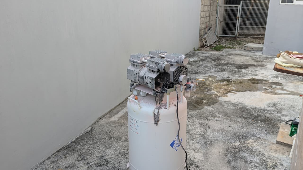 El fuego se originó en un compresor dental que presentó una falla eléctrica.