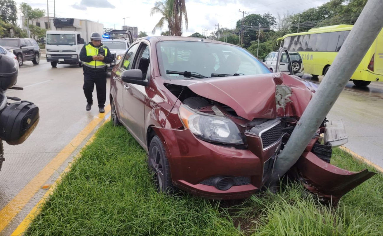 El impacto provocó daños en el poste de alumbrado, el cual quedó inclinado y con daños estructurales