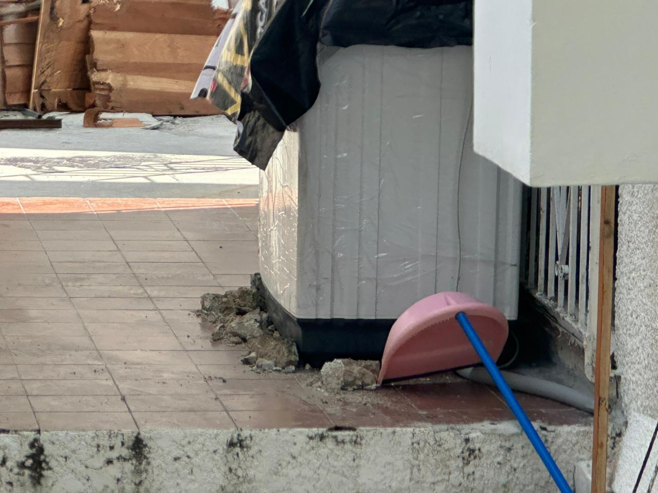 Escombros de concreto colapsaron mientras colocaba una lona.
