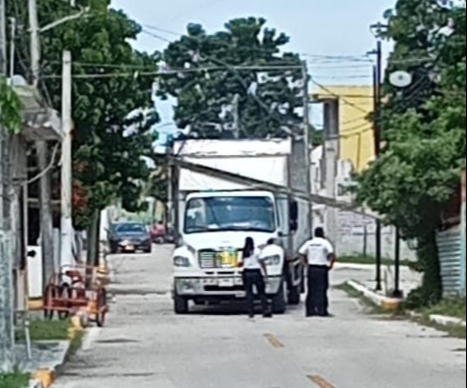 Exceso de velocidad provoca accidente en Sabancuy: torton derriba poste de Telmex