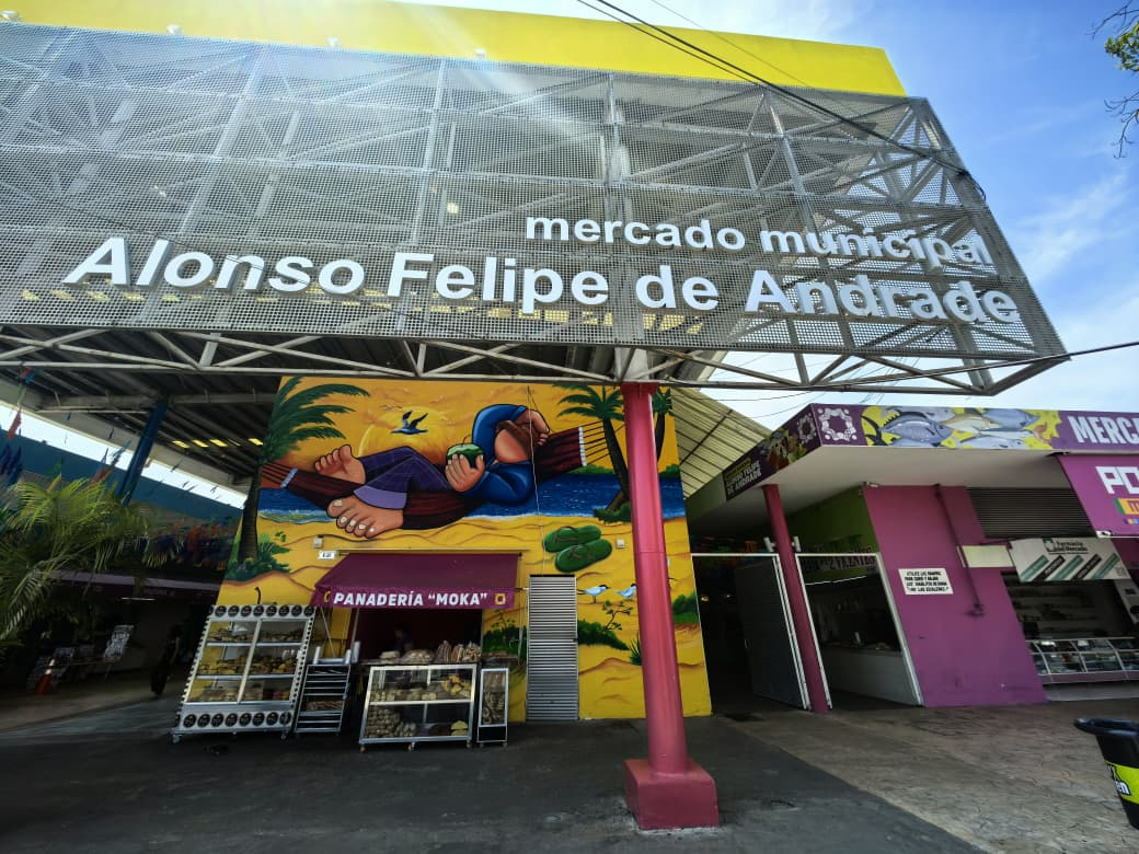 Falta de atención administrativa agrava rebosamientos y afecta venta en mercado local