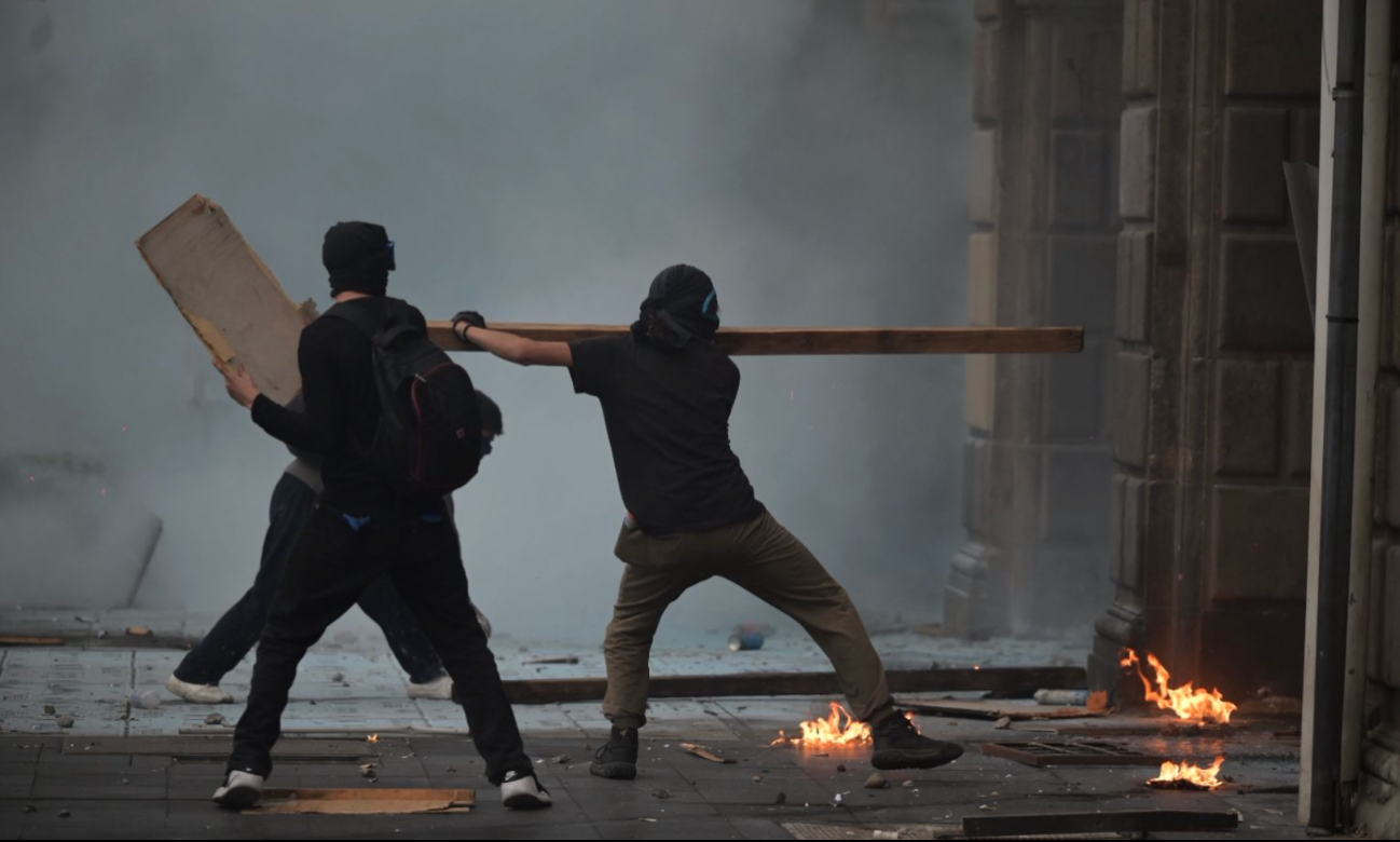 La manifestación se salió de control; se registran brotes de violencia.