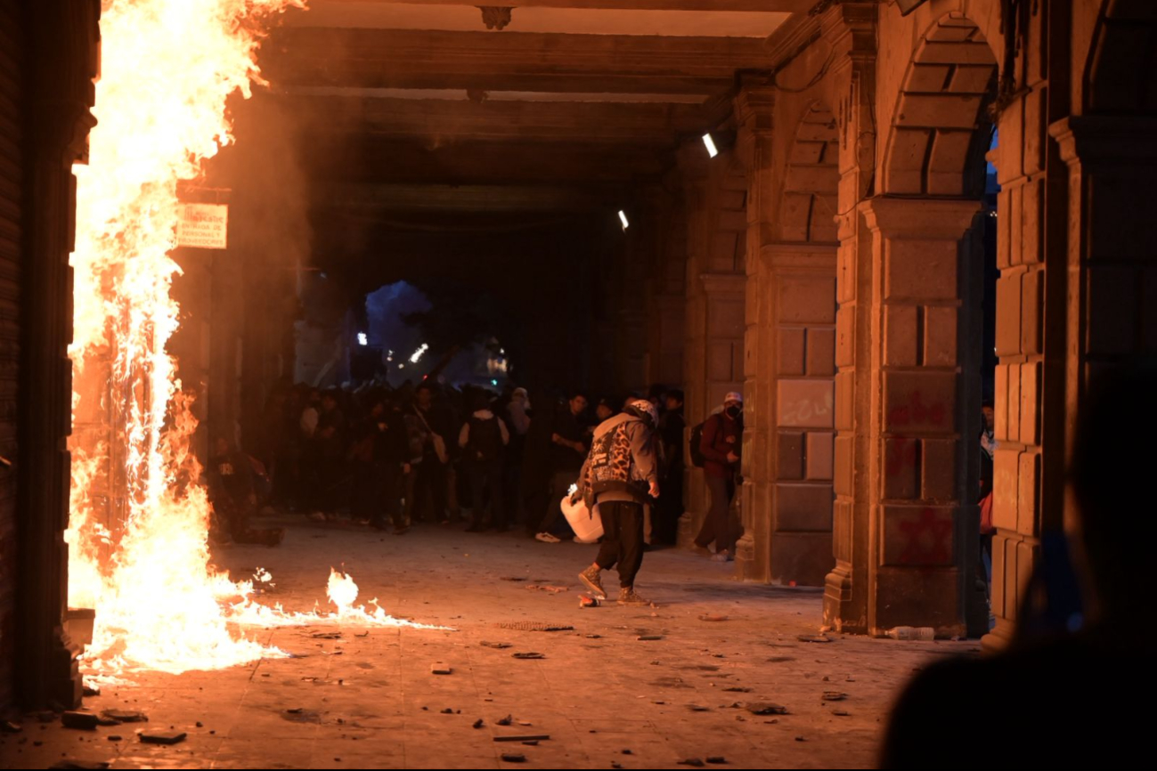 Los grupos de choque vandalizaron y prendieron fuego en algunos negocios.
