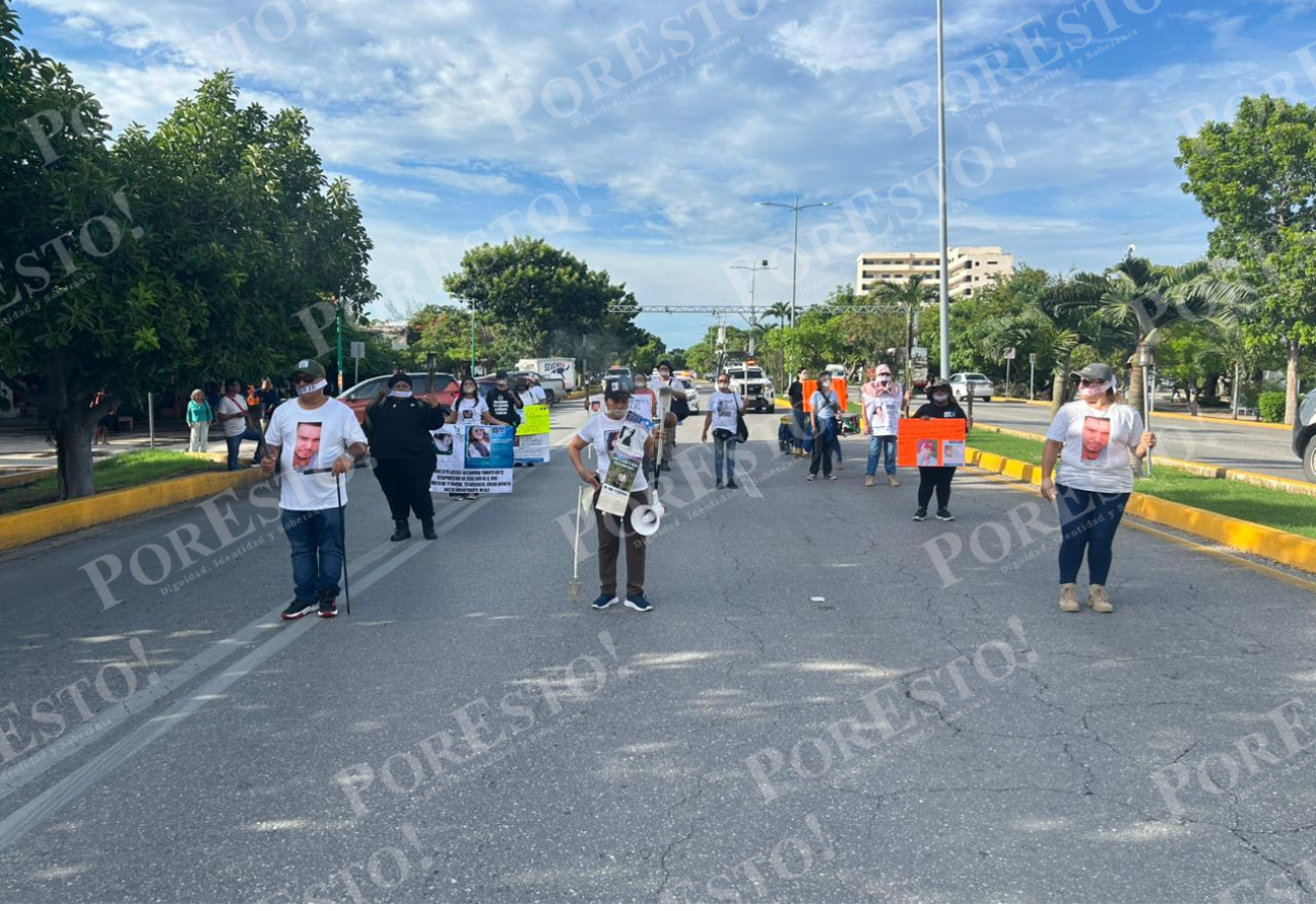 Los manifestantes portaban una cinta en la boca con la leyenda “justicia