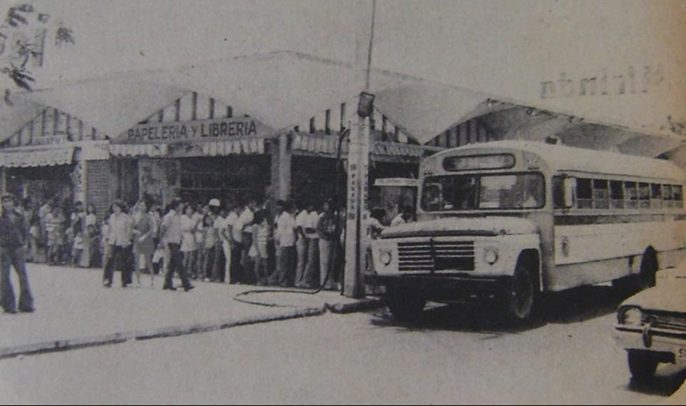 Paradero de camiones en la sombrilla del mercado de Campeche