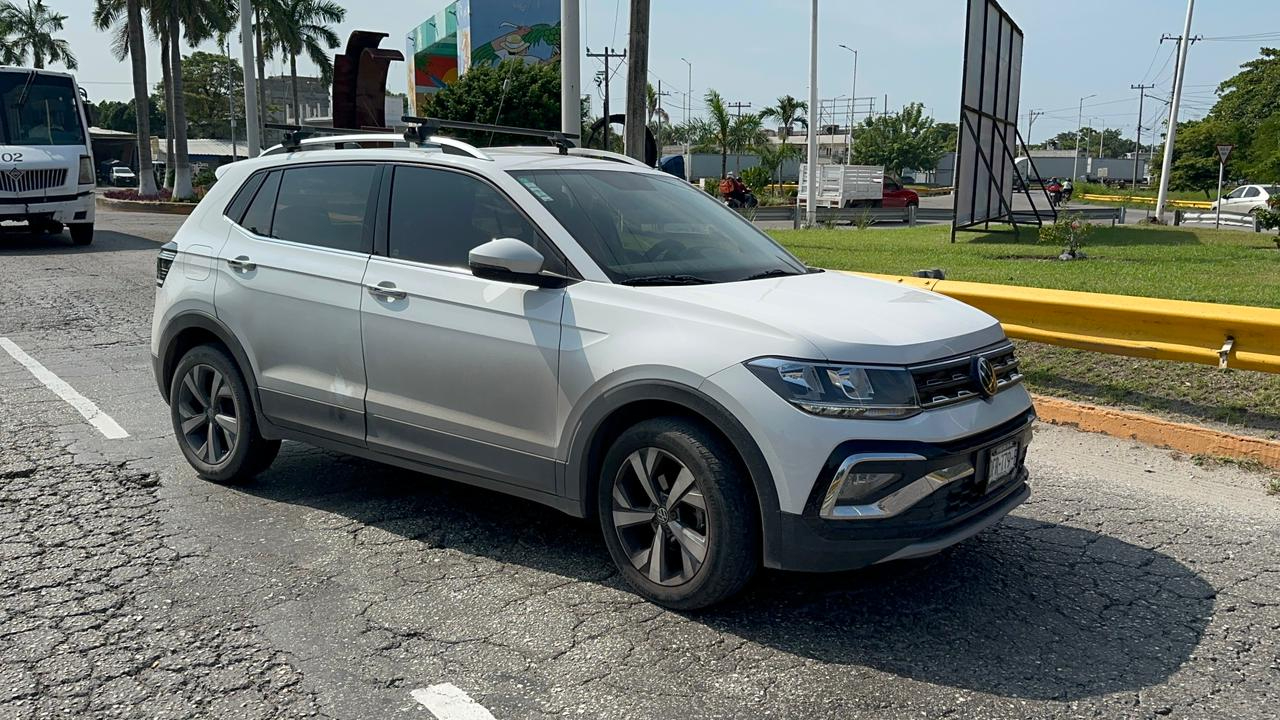 Una colisión entre un Volkswagen y un BMW en la glorieta del Chechén provocó caos vehicular en la avenida Isla de Tris.