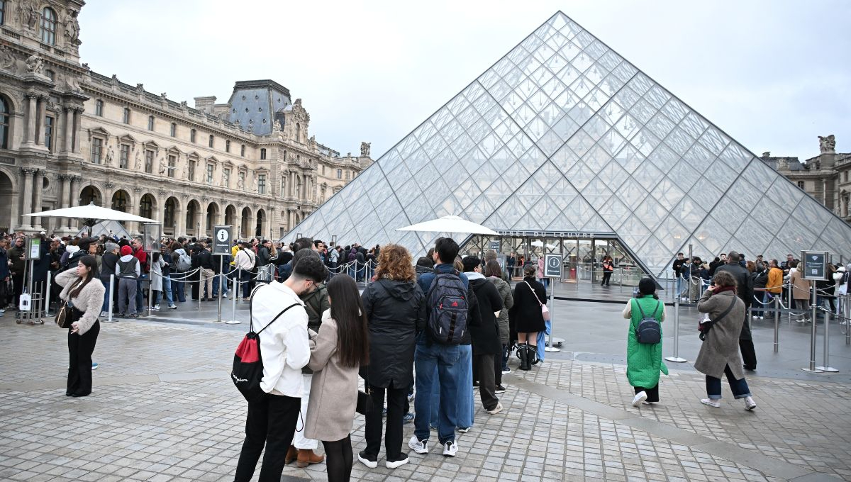 El asalto al Louvre no solo representa una agresión al patrimonio francés, sino también un recordatorio de la vulnerabilidad de los bienes culturales universales El asalto al Louvre no solo representa una agresión al patrimonio francés, sino también un recordatorio de la vulnerabilidad de los bienes culturales universales