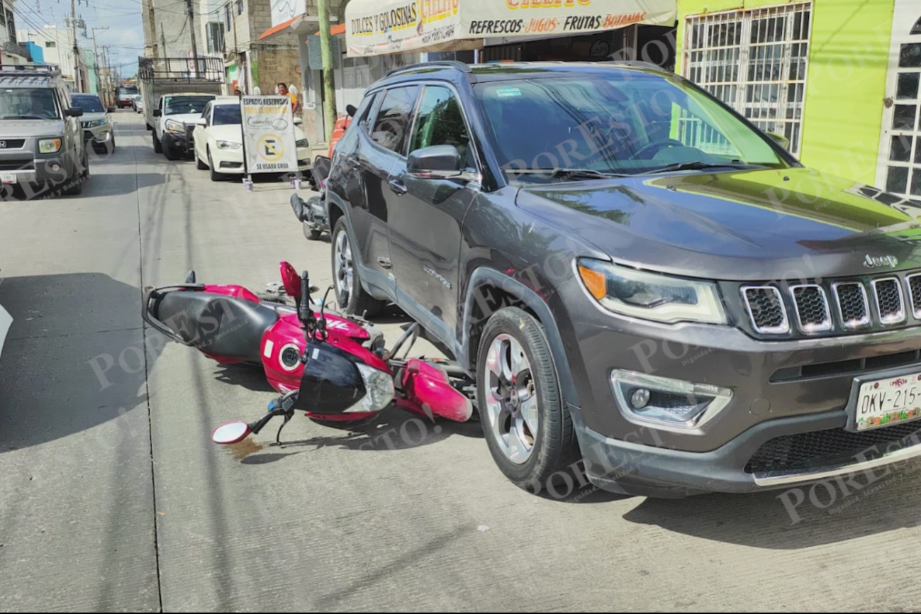 Motociclista impacta contra auto que le corta el paso en Campeche