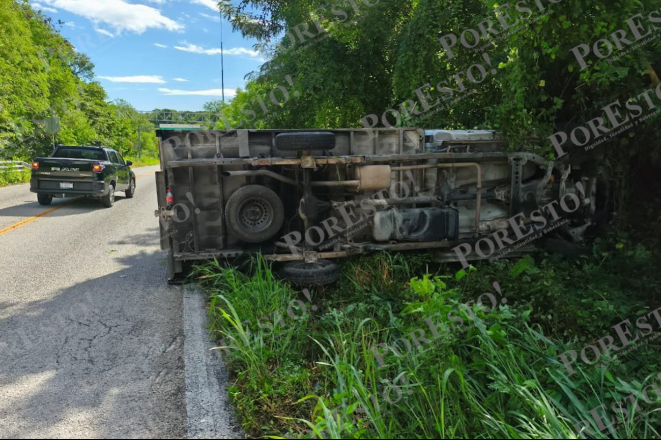 Accidente en curva deja solo daños materiales en tramo Campeche–Seybaplaya Accidente en curva deja solo daños materiales en tramo Campeche–Seybaplaya