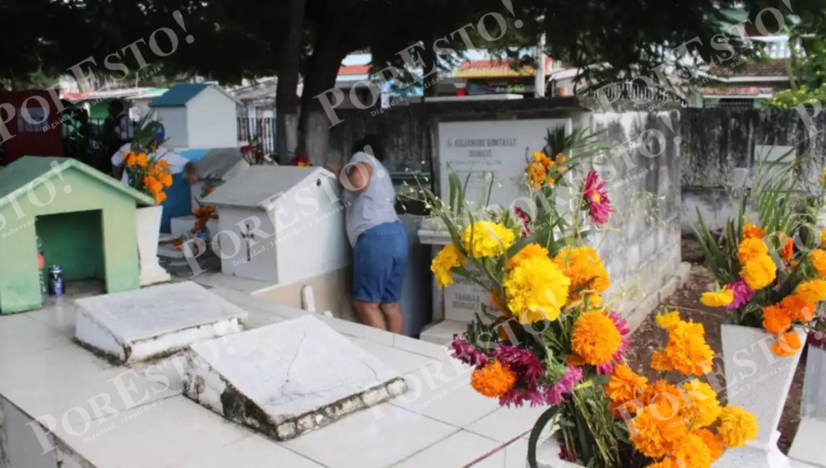 El 1 de noviembre se conmemora el Día de Todos los Santos, con visitas y limpieza de tumbas. El 1 de noviembre se conmemora el Día de Todos los Santos, con visitas y limpieza de tumbas.