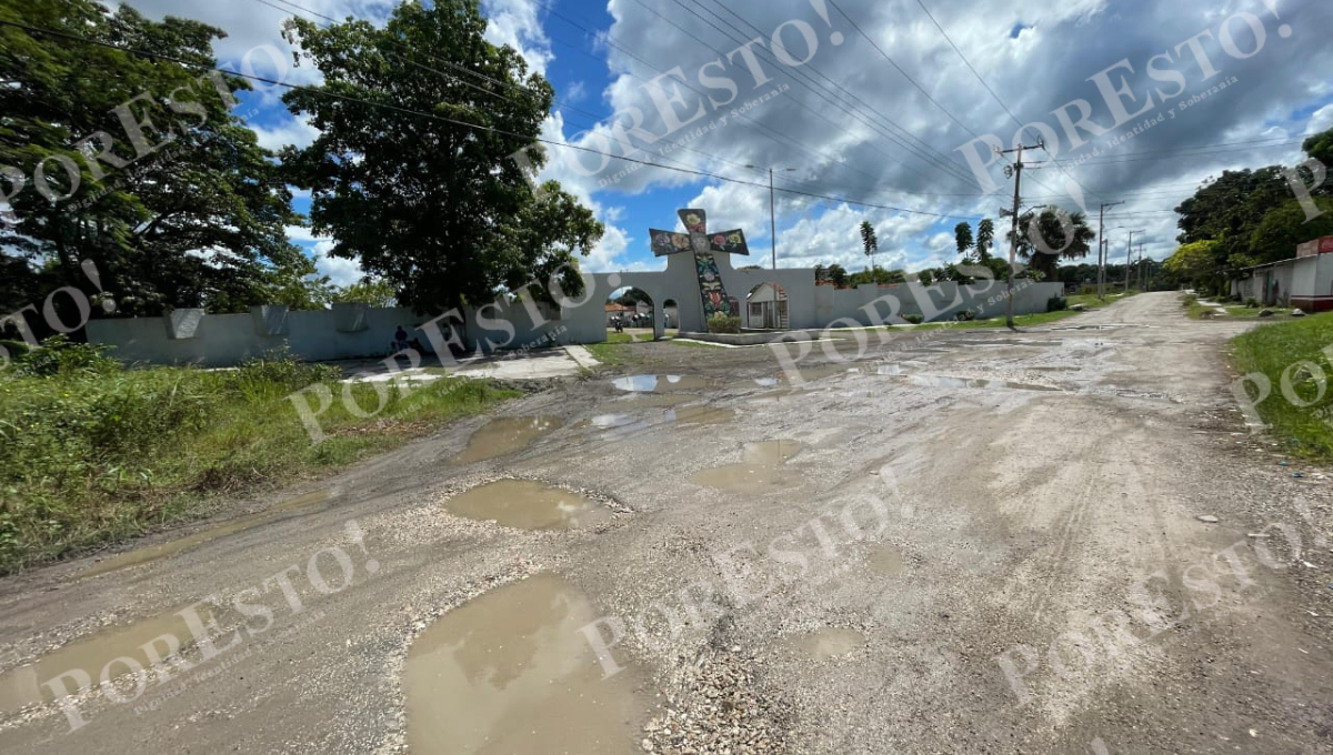 El Panteón La Cruz presenta calles dañadas y zonas con basura y maleza. El Panteón La Cruz presenta calles dañadas y zonas con basura y maleza.