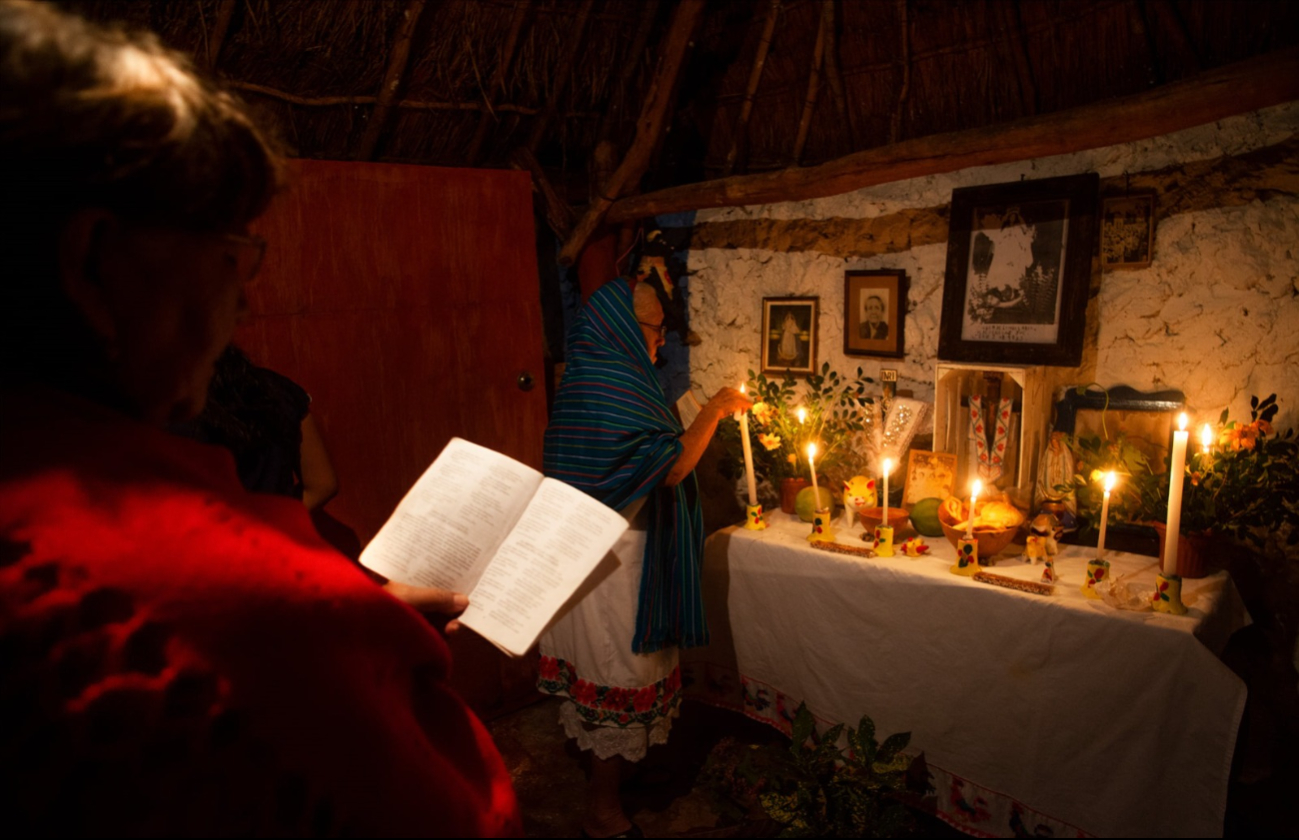 Las abuelitas señalan que la ofrenda se coloca en una mesa, pues el altar es sitio donde conviven las ánimas. Las abuelitas señalan que la ofrenda se coloca en una mesa, pues el altar es sitio donde conviven las ánimas.