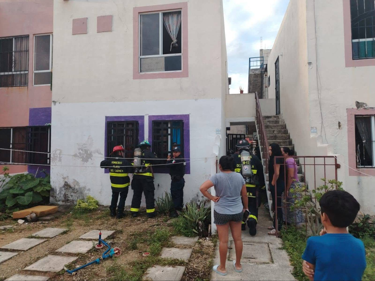 Vecinos al ver el humo salir de la vivienda, alertaron a los cuerpos de emergencias Vecinos al ver el humo salir de la vivienda, alertaron a los cuerpos de emergencias