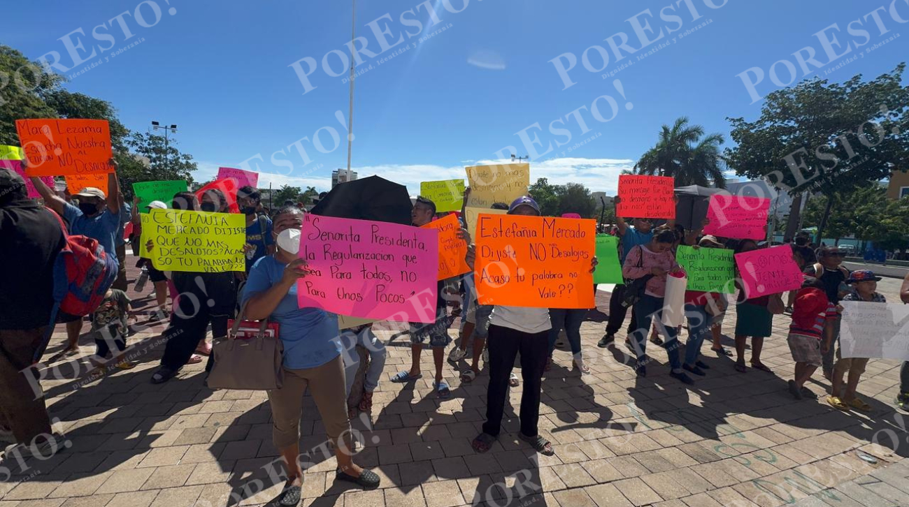 Con pancartas y menores en medio de la protesta, exigen mantenerse en las tierras ocupadas y critican la falta de acción de las autoridades ante sus demandas.