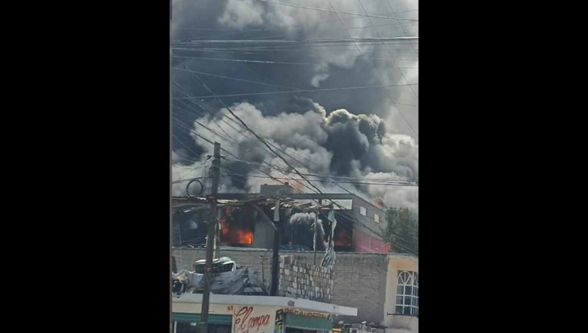 De acuerdo con reportes preliminares, el incendio se originó en una fábrica de colchones De acuerdo con reportes preliminares, el incendio se originó en una fábrica de colchones