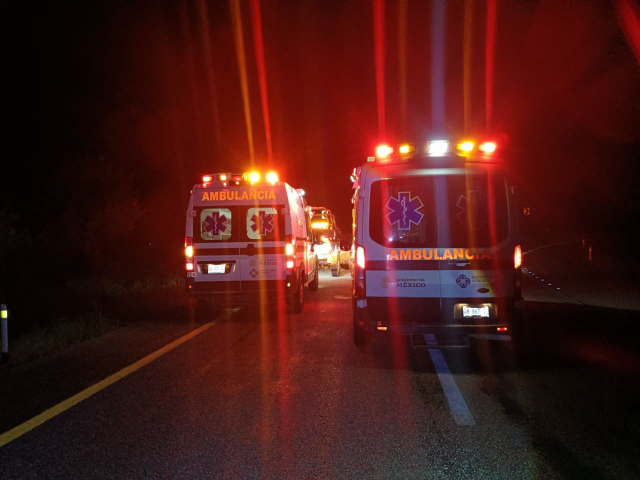 Dos ambulancias con paramédicos trasladaron a los heridos al Hospital IMSS Bienestar de Kantunilkin Dos ambulancias con paramédicos trasladaron a los heridos al Hospital IMSS Bienestar de Kantunilkin