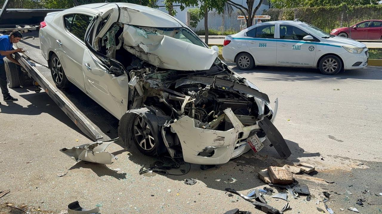 El auto quedó destrozado del frente tras el impacto. El auto quedó destrozado del frente tras el impacto.