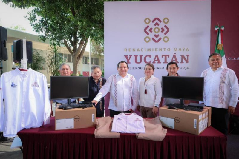 Joaquín Díaz Mena entrega equipo de cómputo y uniformes al personal administrativo de la UPN Joaquín Díaz Mena entrega equipo de cómputo y uniformes al personal administrativo de la UPN