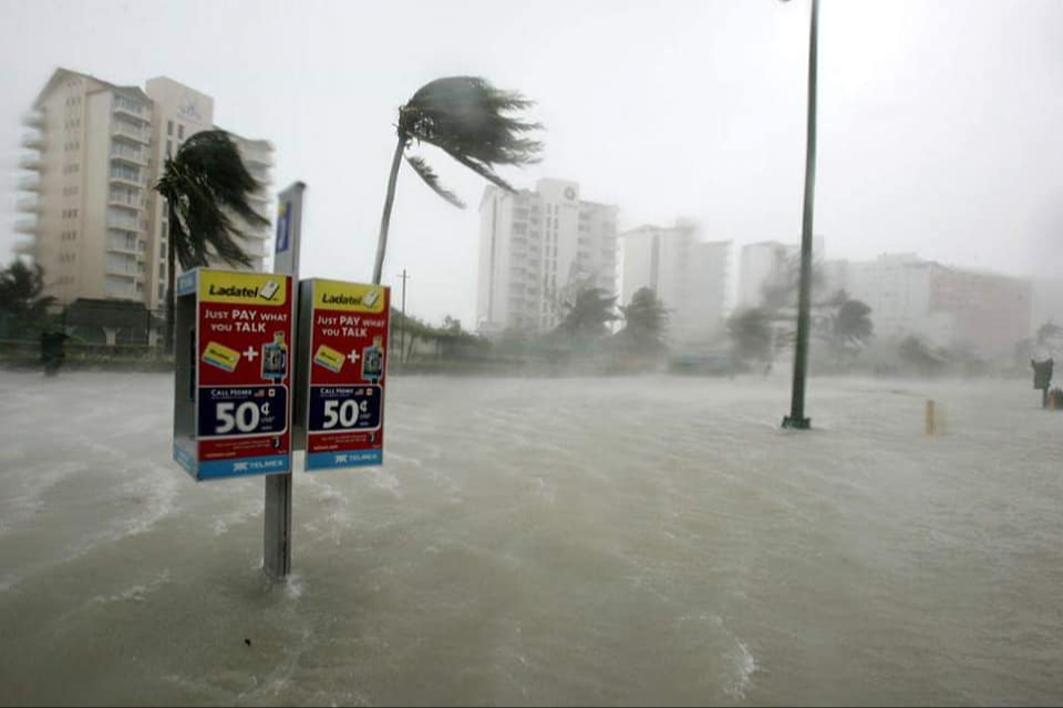 La comunidad quintanarroense vivió momentos de terror sin luz, sin agua y sin comida, con "ahogadas" por las lluvias tras el paso del huracán.