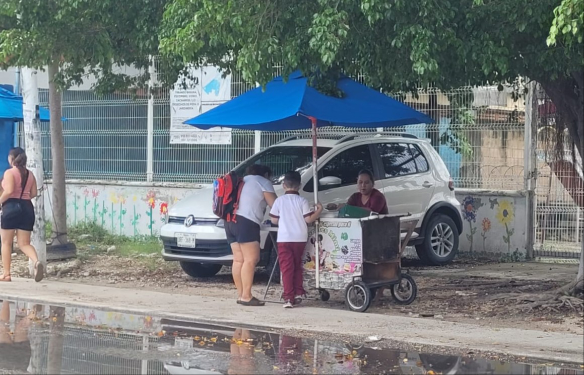 Niños y adolescentes siguen optando por refrescos y frituras frente a las escuelas, pese a las campañas de alimentación saludable