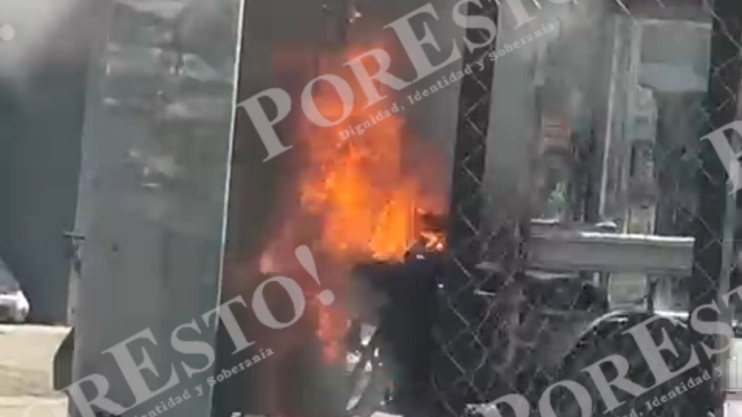 Susto en la colonia Centro: mototaxi se incendia por corto circuito Susto en la colonia Centro: mototaxi se incendia por corto circuito