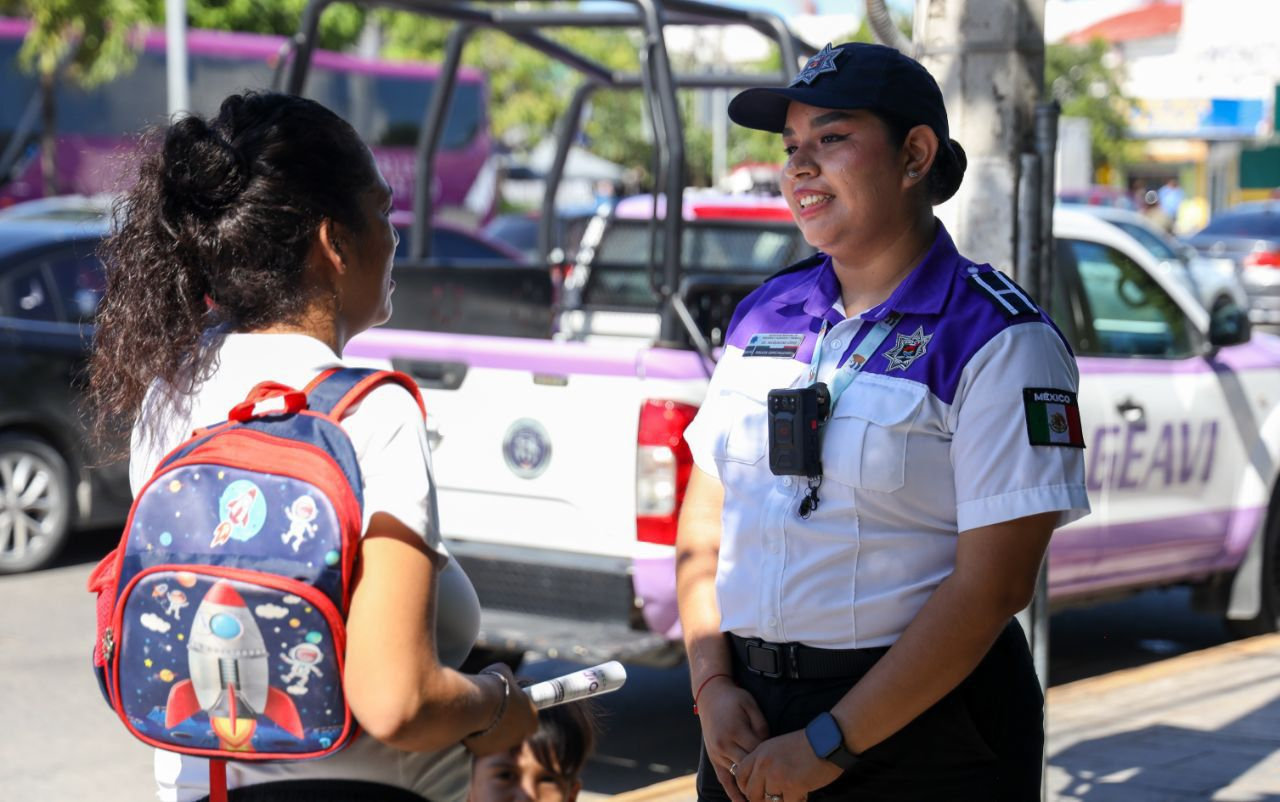 Agentes del Geavig atienden a las mujeres que se acercan a pedir ayuda. Agentes del Geavig atienden a las mujeres que se acercan a pedir ayuda.