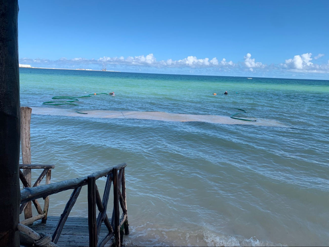 Autoridades locales colocan controversiales estructuras a varios metros de la orilla de la playa