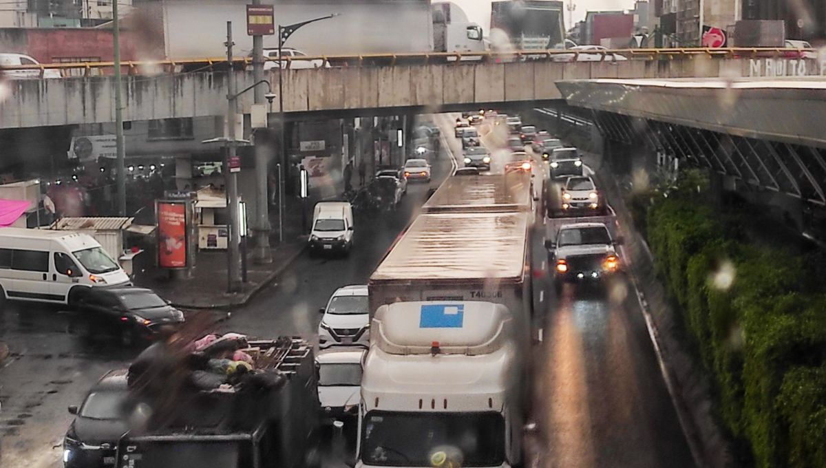 El programa Hoy No Circula es una medida ambiental que restringe la circulación vehicular en días específicos