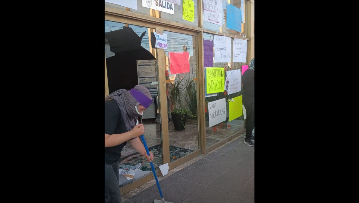 La UASLP informó la destitución de la titular de la Defensoría de los Derechos Universitarios, Magdalena González Vega La UASLP informó la destitución de la titular de la Defensoría de los Derechos Universitarios, Magdalena González Vega
