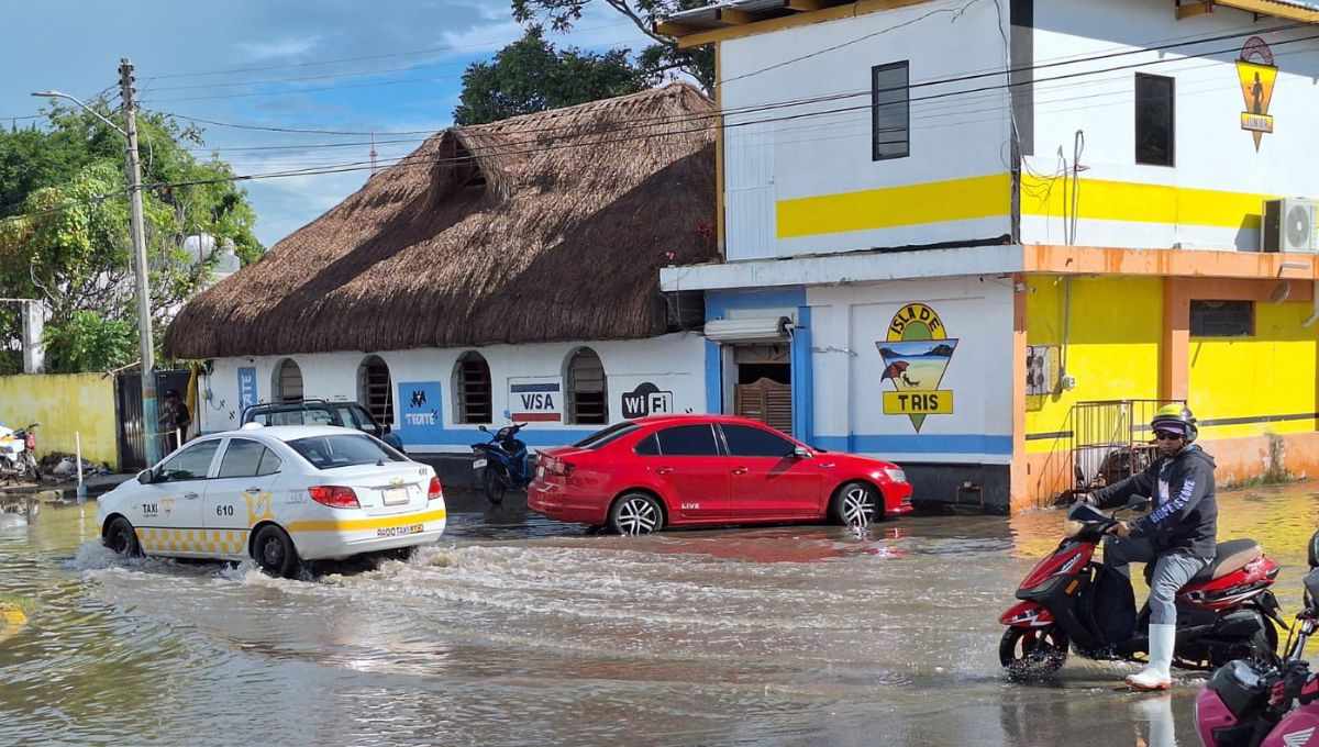 Las intensas lluvias causan inundaciones en múltiples cruceros del centro de Chetumal Las intensas lluvias causan inundaciones en múltiples cruceros del centro de Chetumal