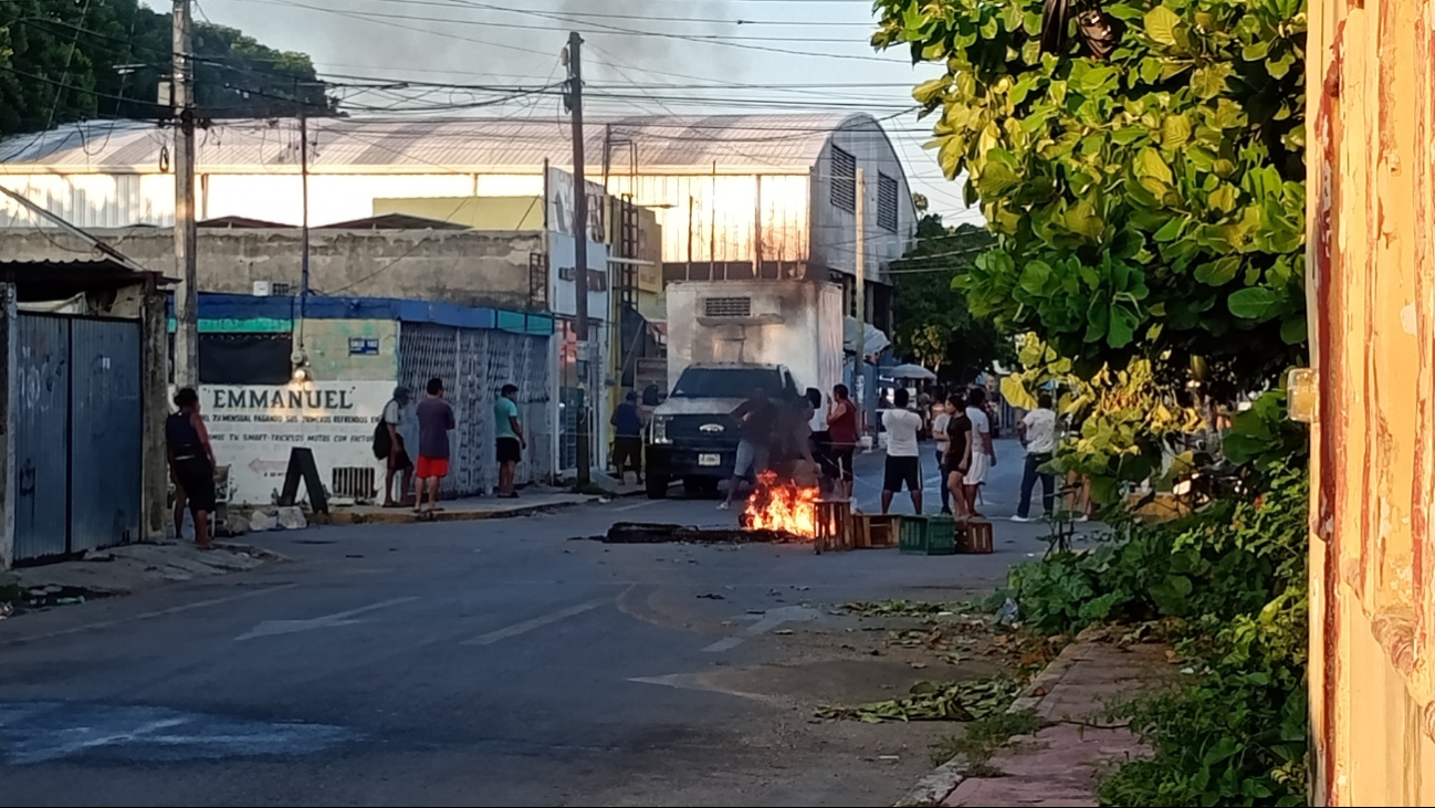 Vecinos realizan bloqueos en la colonia Mulsay de Mérida tras explosión de la cablería