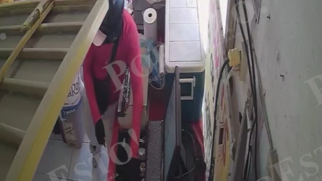 Tras el atraco, escapó a bordo de una motocicleta. Tras el atraco, escapó a bordo de una motocicleta.