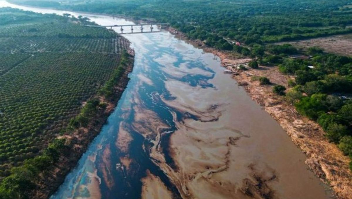 Como parte de las acciones de contención y limpieza, tres empresas especializadas colaboran con Pemex y la Secretaría de Marina para atender la zona afectada Como parte de las acciones de contención y limpieza, tres empresas especializadas colaboran con Pemex y la Secretaría de Marina para atender la zona afectada