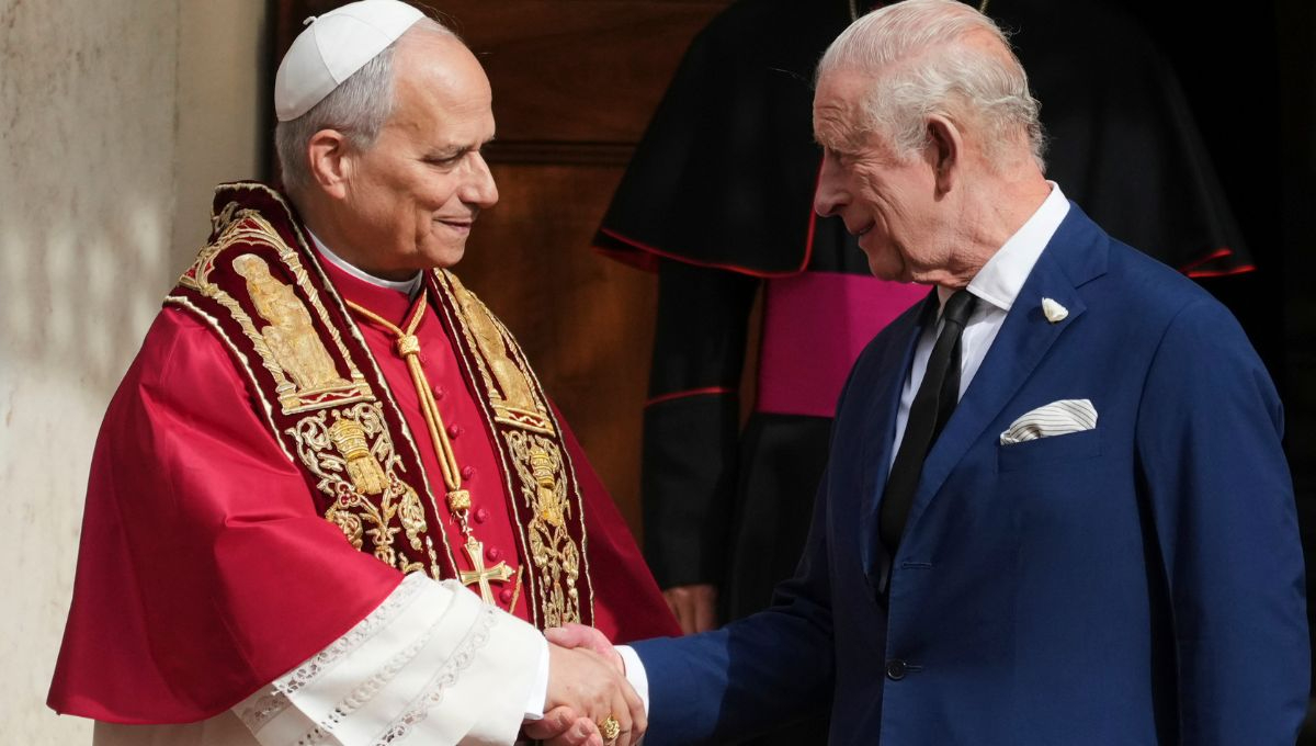 Antes de la oración, el Papa León XIV y los reyes británicos sostuvieron una reunión privada de 45 minutos en la Biblioteca Apostólica Antes de la oración, el Papa León XIV y los reyes británicos sostuvieron una reunión privada de 45 minutos en la Biblioteca Apostólica