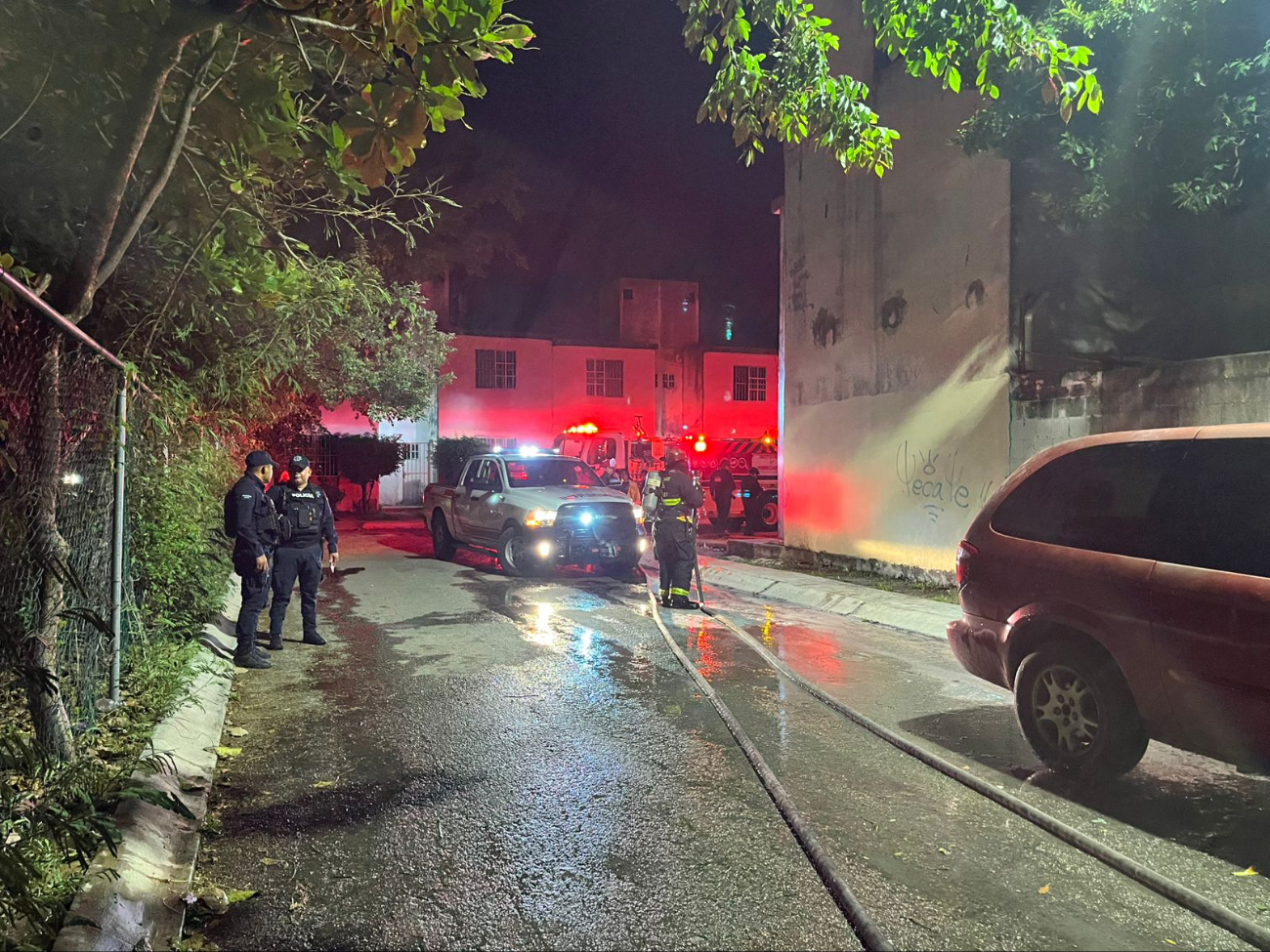 Bomberos acudieron al lugar del incendio, apagando las llamas del vehículo Bomberos acudieron al lugar del incendio, apagando las llamas del vehículo