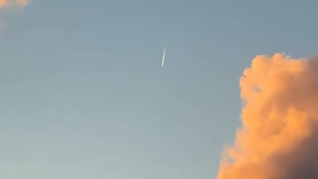 ¿Cometa Lemmon o un avión? La estela que apareció en el cielo de Sisal y confundió a bañistas
