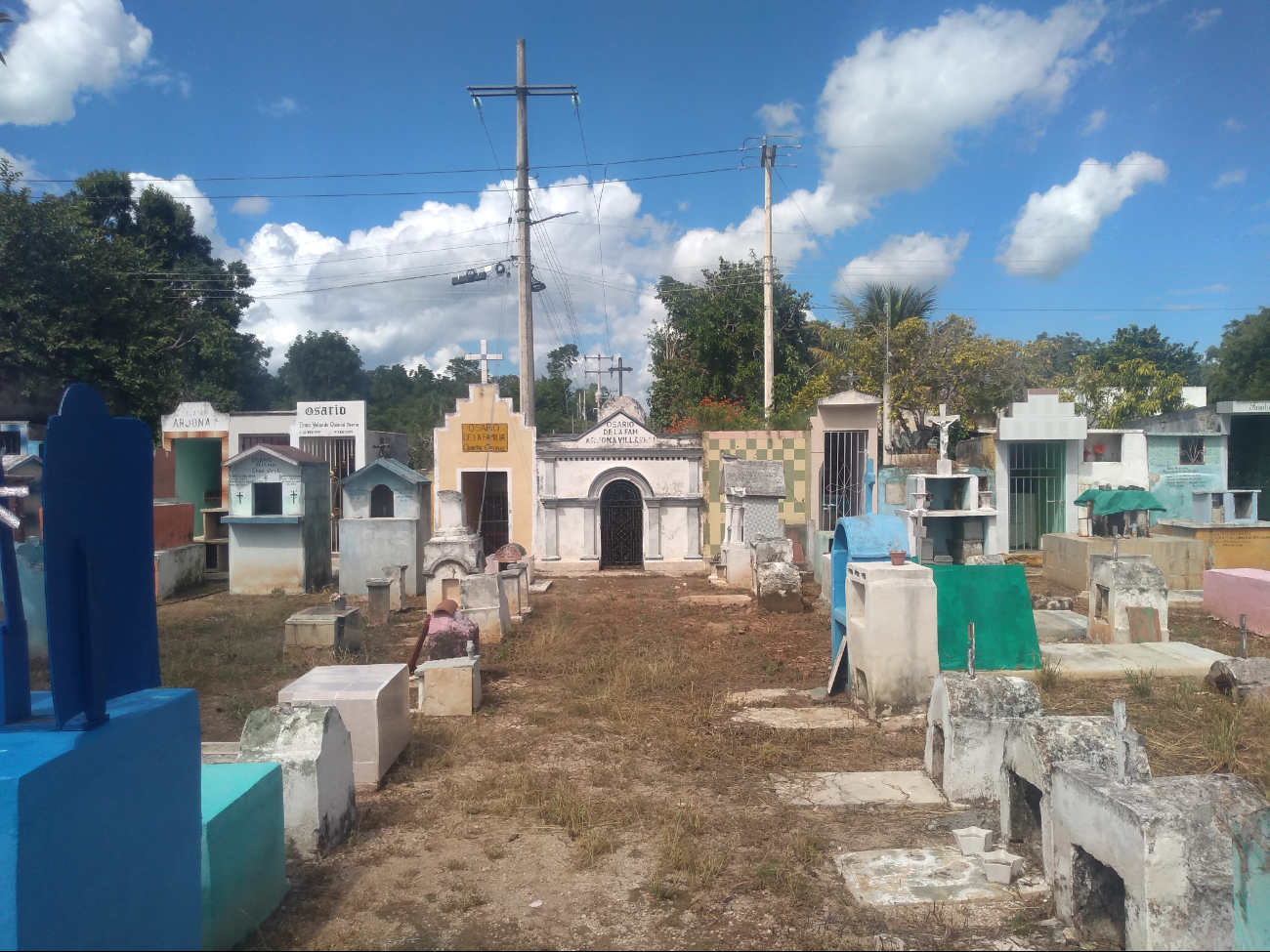Cuadrillas trabajan a marchas forzadas para restaurar fachadas, la capilla y hasta la frases que no son visibles en las tumbas de los fallecidos Cuadrillas trabajan a marchas forzadas para restaurar fachadas, la capilla y hasta la frases que no son visibles en las tumbas de los fallecidos