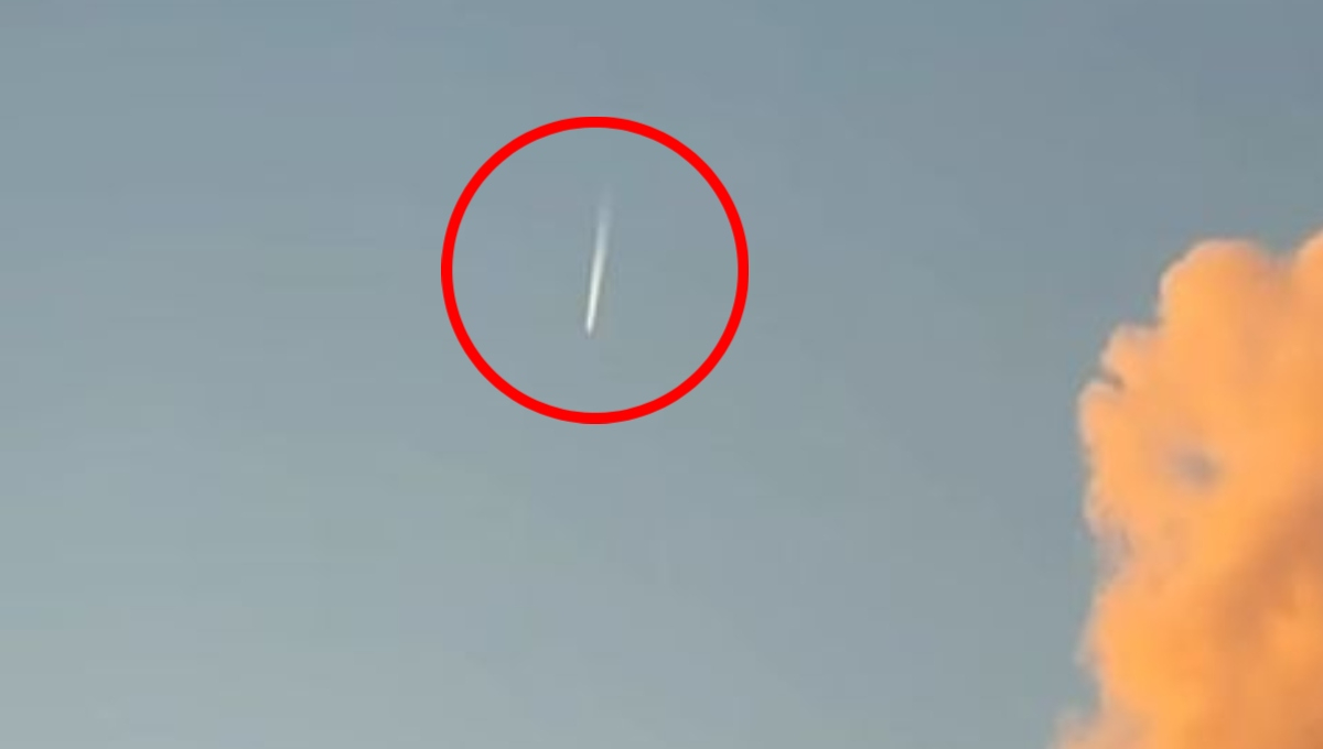 ¿Cometa Lemmon o un avión? La estela que apareció en el cielo de Sisal y confundió a bañistas