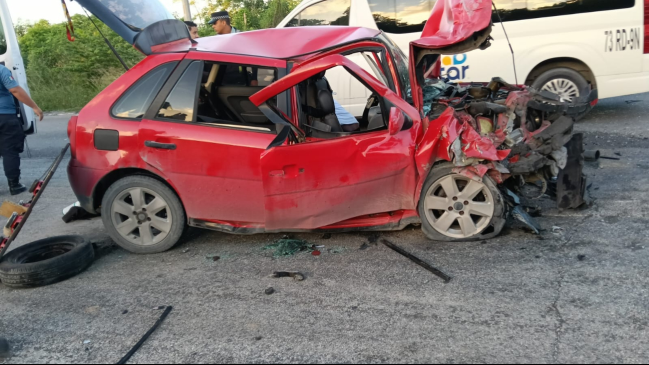 El Pointer rojo quedó completamente destrozado en la carretera. El Pointer rojo quedó completamente destrozado en la carretera.