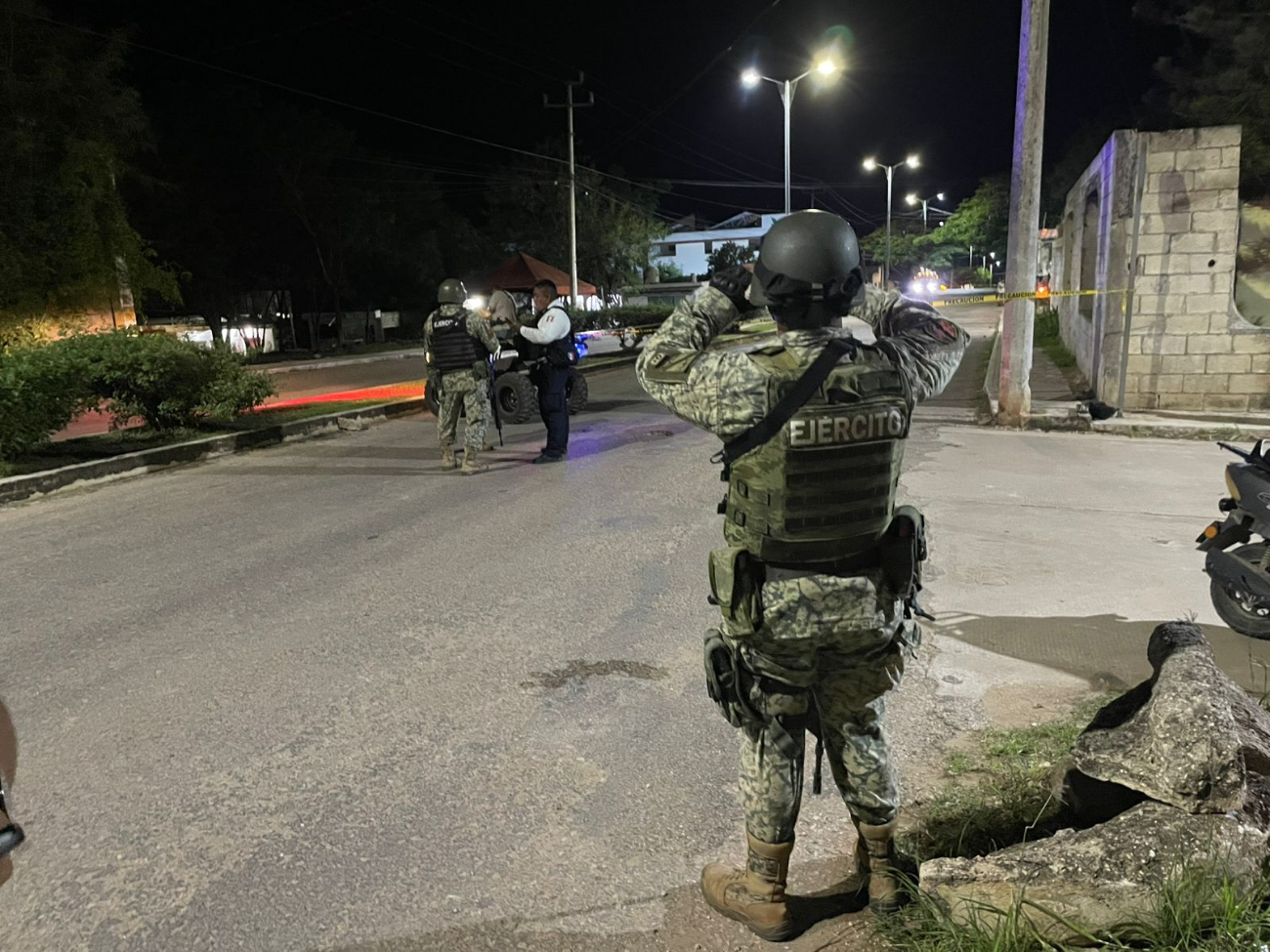 Elementos del Ejército Mexicano custodiaron el lugar de los hechos. Elementos del Ejército Mexicano custodiaron el lugar de los hechos.