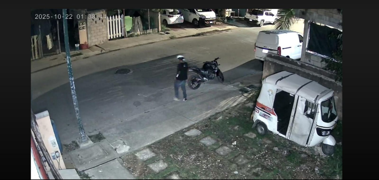 En las imágenes se observa cómo el presunto delincuente desciende de la moto.