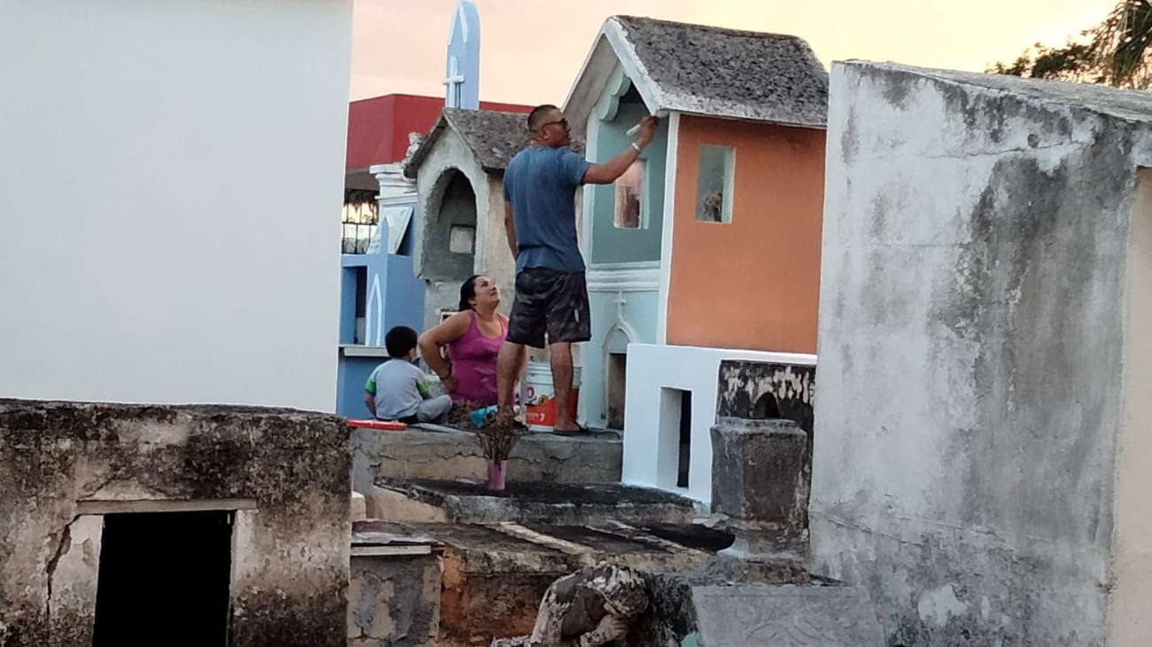 Las personas dan una manita de gato a la casa de los que se adelantaron en el camino, como muestra de respeto y amor Las personas dan una manita de gato a la casa de los que se adelantaron en el camino, como muestra de respeto y amor