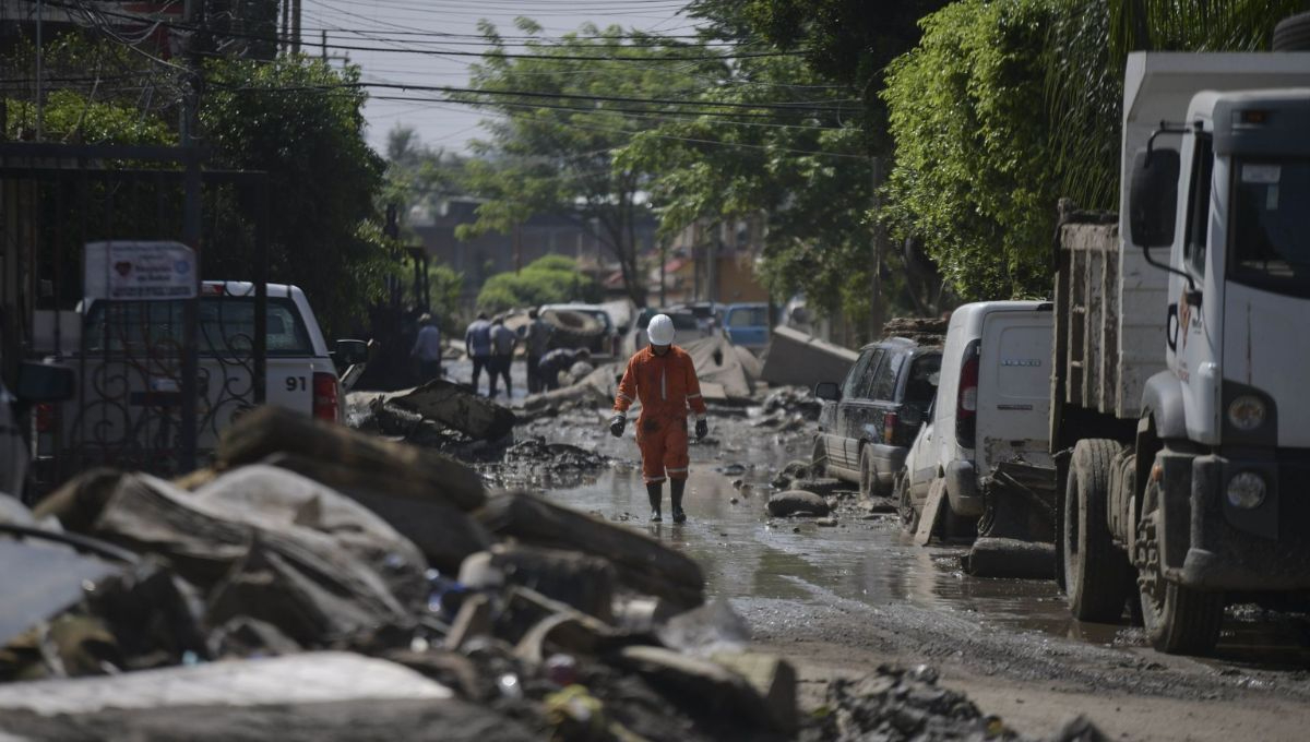 De las mil 394 escuelas afectadas, ya se han atendido mil 206, y se han aplicado más de 333 mil vacunas en las zonas impactadas De las mil 394 escuelas afectadas, ya se han atendido mil 206, y se han aplicado más de 333 mil vacunas en las zonas impactadas