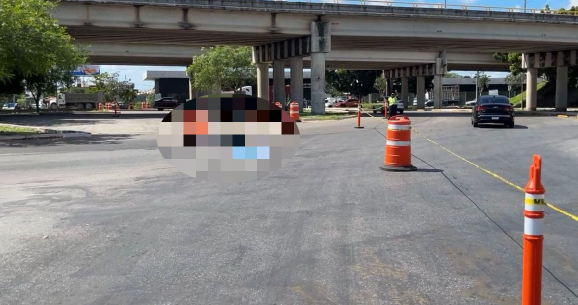 La mujer viajaba en una motocicleta junto con su esposo, cuando un tráiler intentó ganarles el paso