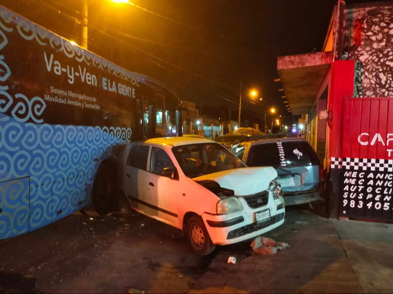 Conductor choca contra Va y Ven en el Centro de Mérida; hay autos dañados y pasajeros heridos