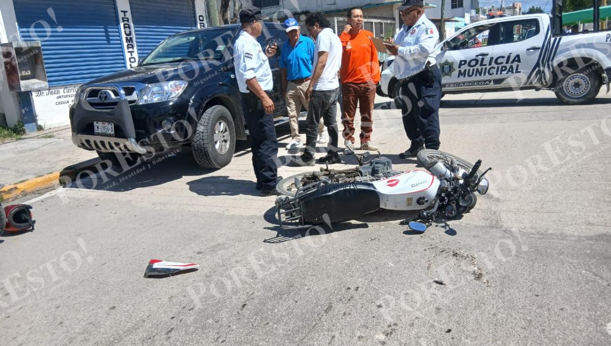 Un motociclista resultó con lesiones leves tras ser arrollado por una camioneta Toyota Hilux en Escárcega, Campeche. Un motociclista resultó con lesiones leves tras ser arrollado por una camioneta Toyota Hilux en Escárcega, Campeche.
