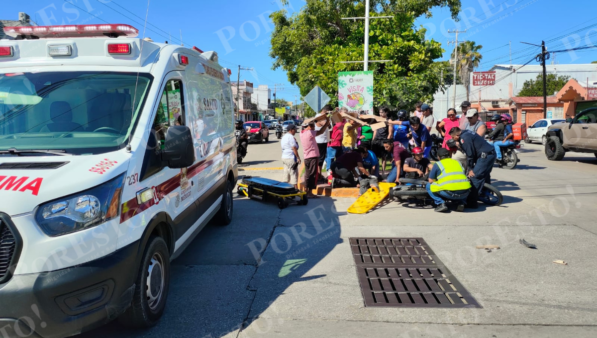 Auto invade preferencia y provoca accidente con motocicleta en la colonia Francisco I. Madero Auto invade preferencia y provoca accidente con motocicleta en la colonia Francisco I. Madero
